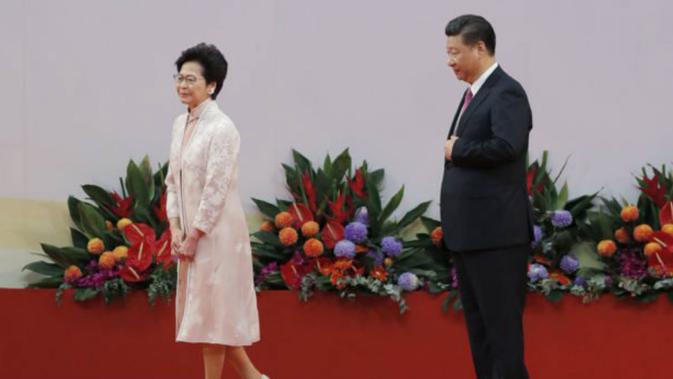 Presiden China Xi Jinping (kanan) dengan pemimpin Hong Kong Carrie Lam (kiri). (AP)