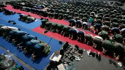 Sejumlah prajurit TNI Polri beserta masyarakat mengikuti sholat istisqo di Mandala Krida, Yogyakarta, Jumat (30/10/2015).Sholat di gelar untuk memohon doa kepada Allah SWT agar di berikan hujan pada musim kemarau yang berkepanjangan. (Boy T Harjanto)