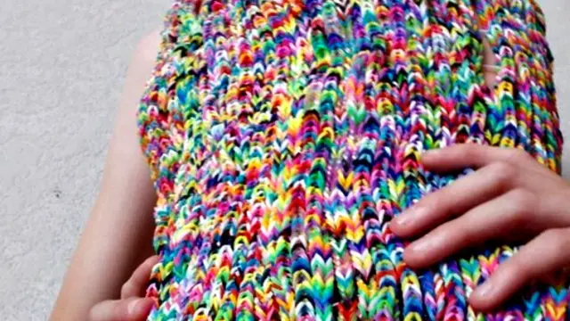 Gila, Baju Dari Gelang Karet Laku Milyaran Rupiah