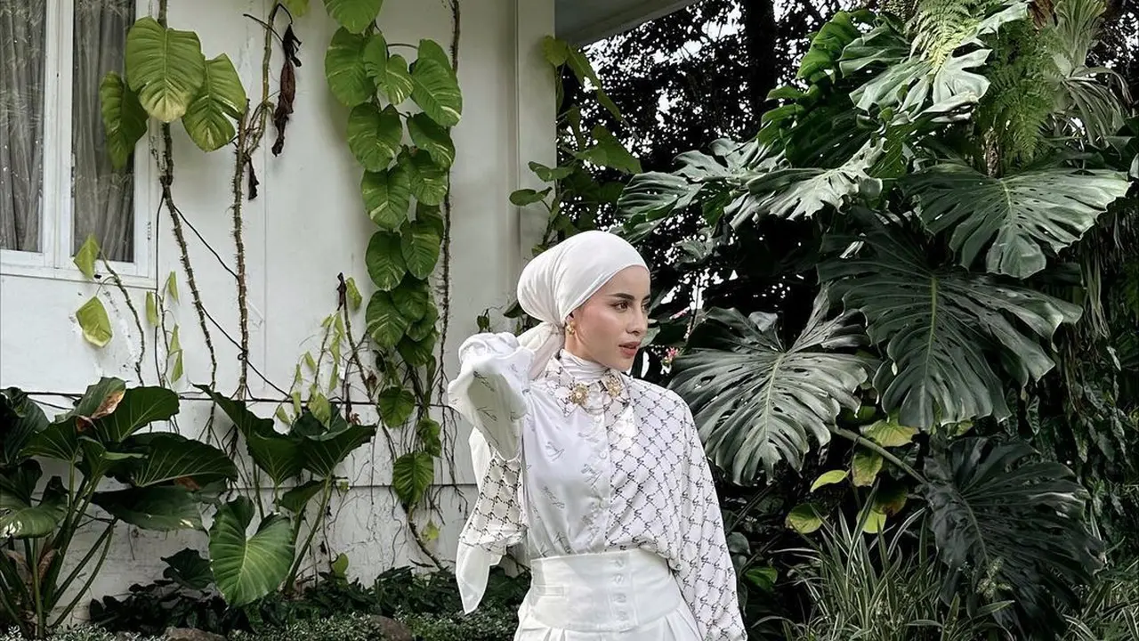 Emy Aghnia dengan outfit elegan.