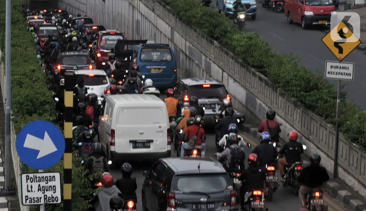 Kendaraan terjebak kemacetan saat melintasi Underpass Pasar Minggu, Jakarta, Kamis (12/3/2020). Kemacetan yang terjadi di Underpass Pasar Minggu imbas dari pembangunan Flyover Poltangan. (merdeka.com/Iqbal Nugroho)