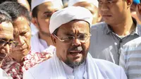 Imam Besar FPI Habib Rizieq Syihab memberikan keterangan usai diperiksa di Mapolda Metro Jaya, Jakarta, Senin (23/1). (Liputan6.com/Faizal Fanani