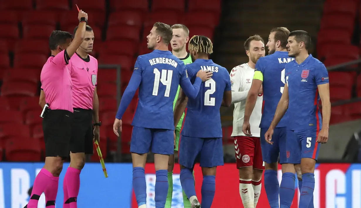 Wasit Jesus Gil Manzano mengeluarkan kartu merah saat pertandingan antara Inggris kontra Denmark pada laga UEFA Nations League di Stadion Wembley, Kamis (15/10/2020). Denmark menang dengan skor 1-0. (Nick Potts/Pool via AP)