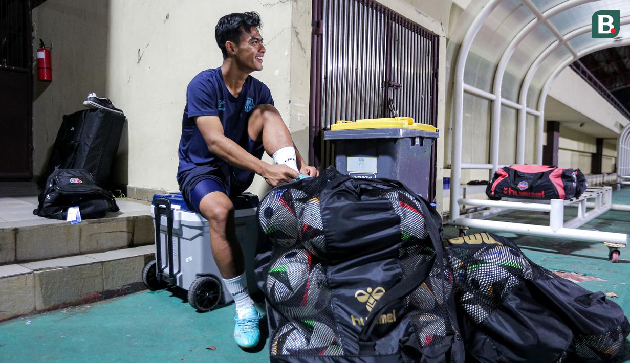 <p>Pratama Arhan memakai sepatu saat bersiap melakukan pemanasan ketika laga uji coba antara Suwon FC melawan Bhayangkara FC di Stadion PTIK, Jakarta, Senin (12/02/2024). (Bola.com/Bagaskara Lazuardi)</p>