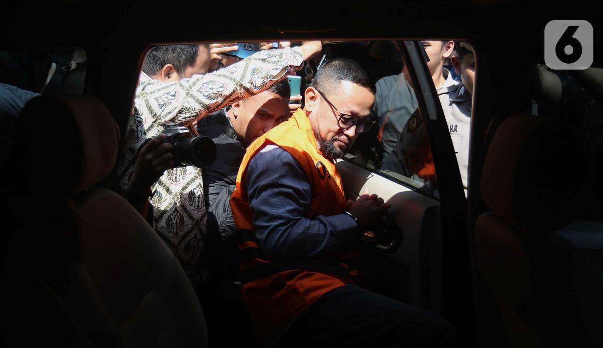 Mantan Staf Khusus Menteri Agama (Menag) periode 2020-2024, Yaqut Cholil Qoumas, Ishfah Abidal Aziz alias Gus Alex masuk ke dalam mobil tahanan usai menjalani pemeriksaan di Gedung Merah Putih Komisi Pemberantasan Korupsi (KPK), Jakarta, Selasa (17/3/2026). (Liputan6.com/Helmi Fithriansyah)