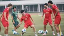 Para pemain tampak serius mengikuti sesi latihan terakhir jelang lawan Mozambik di Lapangan Madya, Senayan, Jakarta, pada Senin (8/6/2026). (Bola.com/Abdul Aziz)