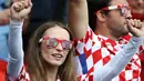 Suporter wanita Timnas Kroasia memakai kacamata berlambang negaranya saat bertanding melawan Turki di Kualifikasi  Grup D Euro 2016 di Stadion Parc des Princes, Paris, Prancis, (12/6). (AFP PHOTO /KENZO TRIBOUILLARD)