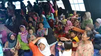 Hingga kini, ratusan korban bencana longsor Cilacap masih tinggal di pengungsian. (Liputan6.com/Muhamad Ridlo)