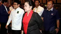 Ketua Umum PKB Muhaimin Iskandar terlihat berjalan bersama Megawati Soekarno Putri   (Liputan6.com/JohanTallo). 