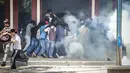 Awalnya aksi berlangsung damai. Namun, situasi memanas setelah sejumlah pengunjuk rasa melempar batu ke arah gedung parlemen hingga merusak beberapa mobil. (VALENTINO DARIELL DE SOUSA/AFP)