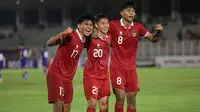 Selebrasi gelandang Timnas Indonesia U-20, Arlyansyah Abdulmanan (tengah) bersama rekannya, Mufli Hidayat (kiri) dan Arkhan Kaka setelah mencetak gol penyeimbang 2-2 ke gawang Uzbekistan U-20 pada laga uji coba internasional di Stadion Madya, Senayan, Jakarta, Selasa (30/1/2024). (Bola.com/M Iqbal Ichsan)