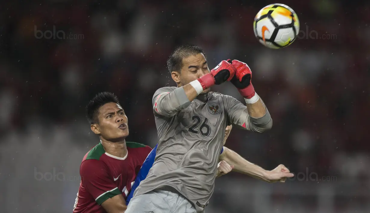 Kiper Timnas Indonesia, Andritany Ardhiyasa, menepis bola saat melawan Islandia pada laga persahabatan di SUGBK, Jakarta, Minggu (14/1/2018). Timnas Indonesia kalah 1-4 dari Islandia. (Bola.com/Vitalis Yogi Trisna)