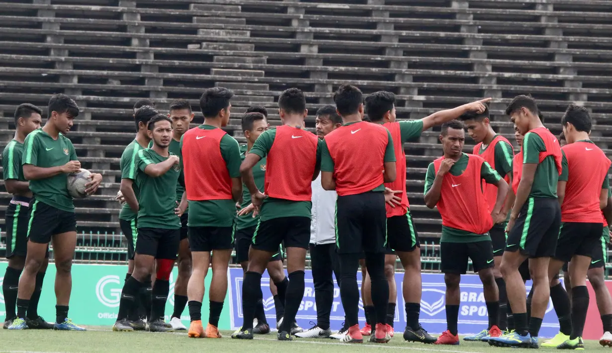 Pemain Timnas Indonesia U-22 saat latihan jelang laga final Piala AFF U-22 2019 di Olympic Stadium, Phnom Penh, Kamboja, Senin (25/2/2019). Indonesia akan melawan Thailand. (Bola.com/Zulfirdaus Harahap)