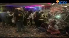 Petugas juga mendapati pil ekstasi di meja resepsionis yang diduga memang sengaja disediakan bagi pengunjung.