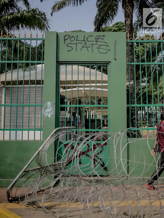 Coret-coretan (vandalisme) menghiasi tembok di sekitar Gedung DPR/MPR RI, Jakarta, Selasa (24/9/2019). Demonstrasi mahasiswa dari berbagai kampus yang menolak pengesahan RUU Kitab Undang-Undang Hukum Pidana(KUHP) tercoreng oleh aksi vandalisme. (Liputan6.com/Faizal Fanani)