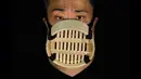 Edmond Kok, aktor dan desainer kostum teater Hong Kong, mengenakan masker wajah yang terbuat dari kukusan bambu China di Hong Kong pada 6 Agustus 2020. Sepanjang pandemi, Edmond telah membuat lebih dari 170 masker yang terinspirasi oleh pandemi dan masalah politik Hong Kong. (AP Photo/Vincent Yu)