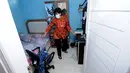 Petugas Dir Tipikor Bareskrim Mabes Polri memeriksa salah satu kamar di rumah Yayat A Sudrajat tersangka kasus dugaan korupsi proyek pembangunan Stadion Gedebage di Perumahan Sarie Bunga Bakung D25, Bandung, (22/5/2015). (Liputan6.com/Helmi Fithriansyah)