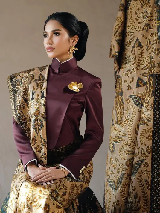 Kebaya tersebut dipadukan dengan selendang batik coklat senada dengan bawahan kain lilitnya yang membuatnya tampil lebih elegan. [@azizahsalsha_]