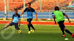 Slamet Nur Cahyo tampak membawa bola mencoba membangun serangan dalam sesi latihan di Stadion GBK Jakarta. (Liputan6.com/Helmi Fithriansyah)