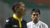 Pelatih Semen Padang, Nil Maizar, kecewa dengan keputusan wasit saat melawan PS TNI pada laga Liga 1 di Stadion Pakansari, Bogor, Minggu (30/7/2017). PS TNI menang 2-1 atas Semen Padang. (Bola.com/Vitalis Yogi Trisna)