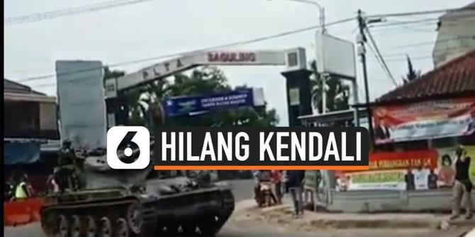 VIDEO: TNI AD Mengganti Kerugian Pedagang Akibat Diseruduk Tank