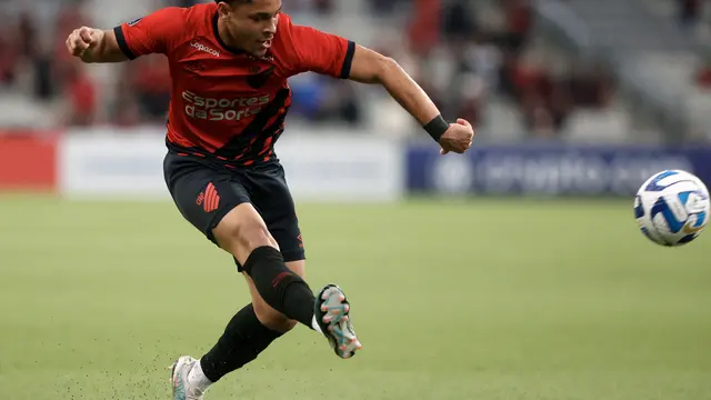 Pemain incaran MU dan Barcelona Vitor Roque Beraksi di Liga Brasil