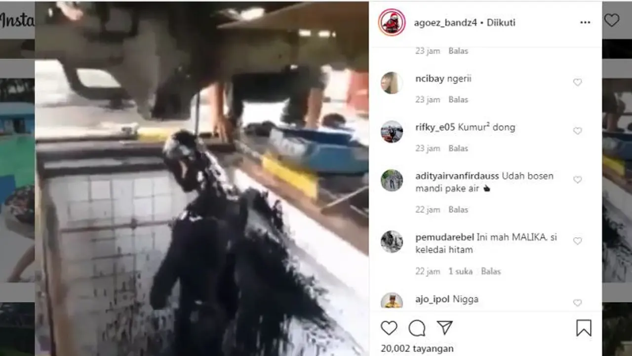 Pria Ini Mandi Pakai Oli Bekas Langsung dari Kendaraan (Instagram)