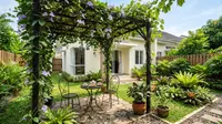 10 Ide Halaman Belakang Cantik dengan Pergola dan Taman Mini , Lahan Sisa Jadi Tempat Favorit