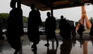Para Bhikkhu atau Biksu saat tiba di Taman Mini Indonesia Indah, Jakarta, Selasa (14/5/2024). (Liputan6com/Herman Zakharia)