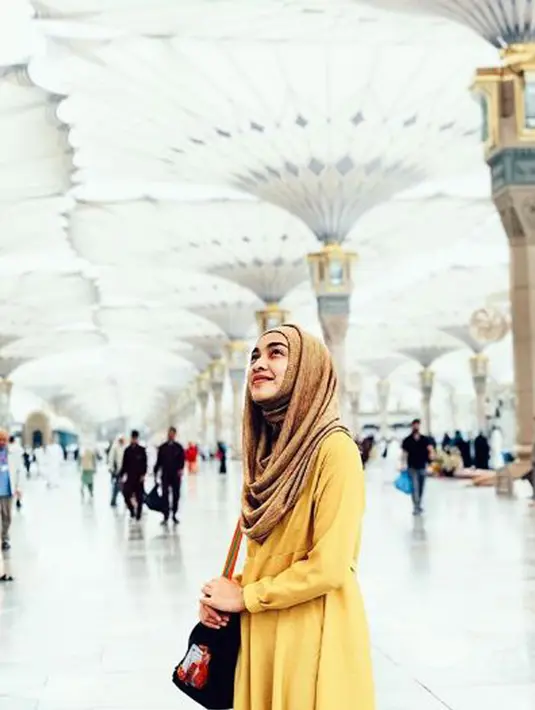 Tika Bravani menunjukkan kemantapan dirinya untuk berhijab. Dengan hijab yang kini menutupi kepalanya, Tika merasa seperti memiliki identitas baru. (instagram.com/tikabravani)