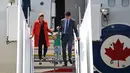 Aksi putra PM Kanada Justin Trudeau, Hadrien, saat turun dari pesawat setibanya di Hamburg, Jerman, Kamis (6/7). PM Kanada membawa istri, Sophie Gregoire-Trudeau, dan putranya, Hadrien untuk menghadiri KTT G20. (Christof STACHE / AFP)