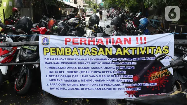 FOTO: Warga Perumahan Lakukan Pembatasan Aktivitas Secara Swadaya