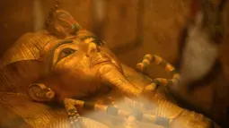 Sarkofagus emas dinasti ke-18 Firaun Tutankhamun (1332–1323 SM) terlihat di ruang pemakamannya di makam bawah tanahnya (KV62) di Lembah Para Raja di tepi barat sungai Nil, Luxor, Mesir (31/1). (AFP Photo/Mohamed El-Shahed)