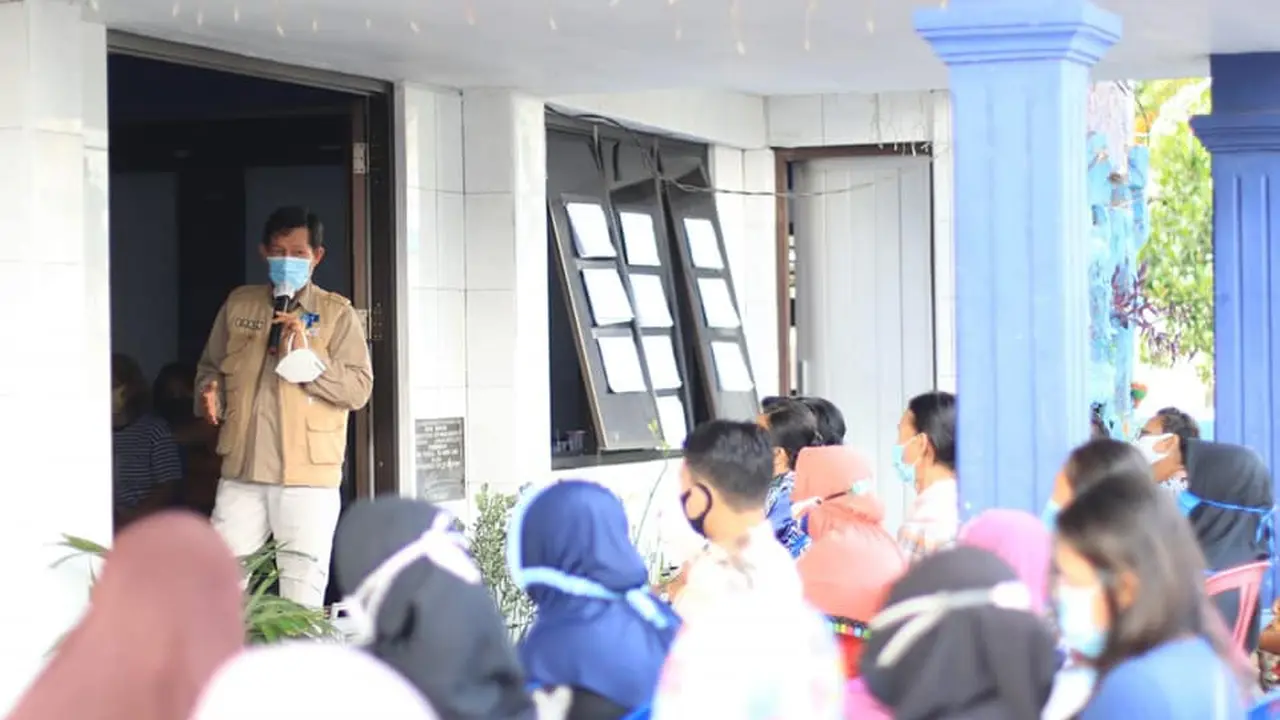 Wali Kota Manado GS Vicky Lumentut saat berbicara di depan puluhan mama di Manado.