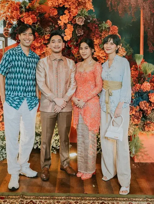 Sheila Dara mengenakan kebaya baby blue berbordir dipadukan obi coklat dan celana beige. [@sheiladaisha]