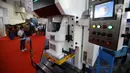 Pengunjung melihat peralatan industri yang dipamerkan  dalam Manufacturing Indonesia 2019 di JIExpo, Kemayoran, Jakarta, Rabu (4/12/2019). Pameran menampilkan beragam teknologi, layanan manufaktur terbaru dan terbaik dari para pemain kunci dibidangnya. (Liputan6.com/Angga Yuniar)