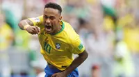 1. Neymar (Brasil) - Pemain termahal dunia ini tampil gemilang bersama PSG. Meski sempat menepi karena cedera namun ia mampu tampil brilian dan berpeluang menjuarai Piala Dunia 2018. (AP/Frank Augstein)
