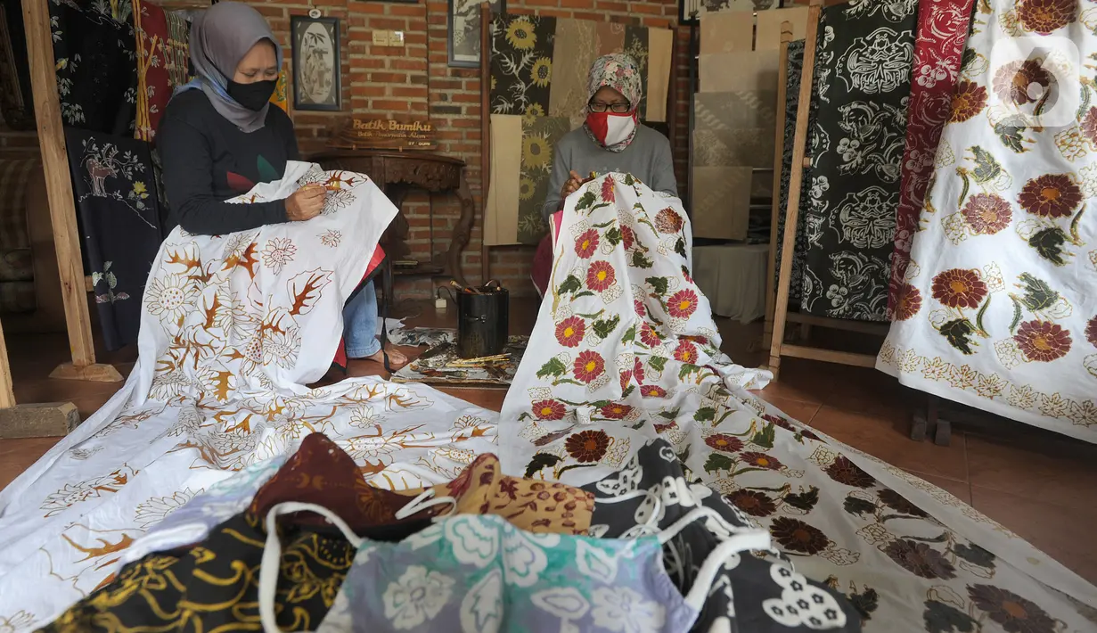 Warga menyelesaikan pembuatan batik tulis di Batik Bumiku di Kampung Batik Cibuluh, Kota Bogor, Senin (21/09/2020). Kaum ibu di kampung batik yang berdiri sejak dua tahun terakhir ini tetap bertahan di masa pandemi COVID-19. (merdeka.com/Arie Basuki)