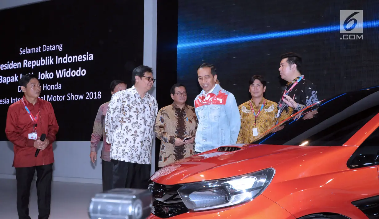 Presiden RI, Joko Widodo meninjau salah stand mobil yang dipamerkan pada Indonesia International Motor Show 2018 di JIExpo, Jakarta, Kamis (19/4). IIMS 2018 diselenggarakan hingga 29 April mendatang. (Liputan6.com/Helmi Fithriansyah)