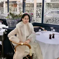 Donna Harun beberapa hari lalu berlibur di London, Inggris. Tak ingin kehilangan momen, dia mengabadikannya dalam bentuk foto. Meski sudah banyak cucu, penampilannya kerap mencuri perhatian. Berikut potretnya: [instagram/donnharun]