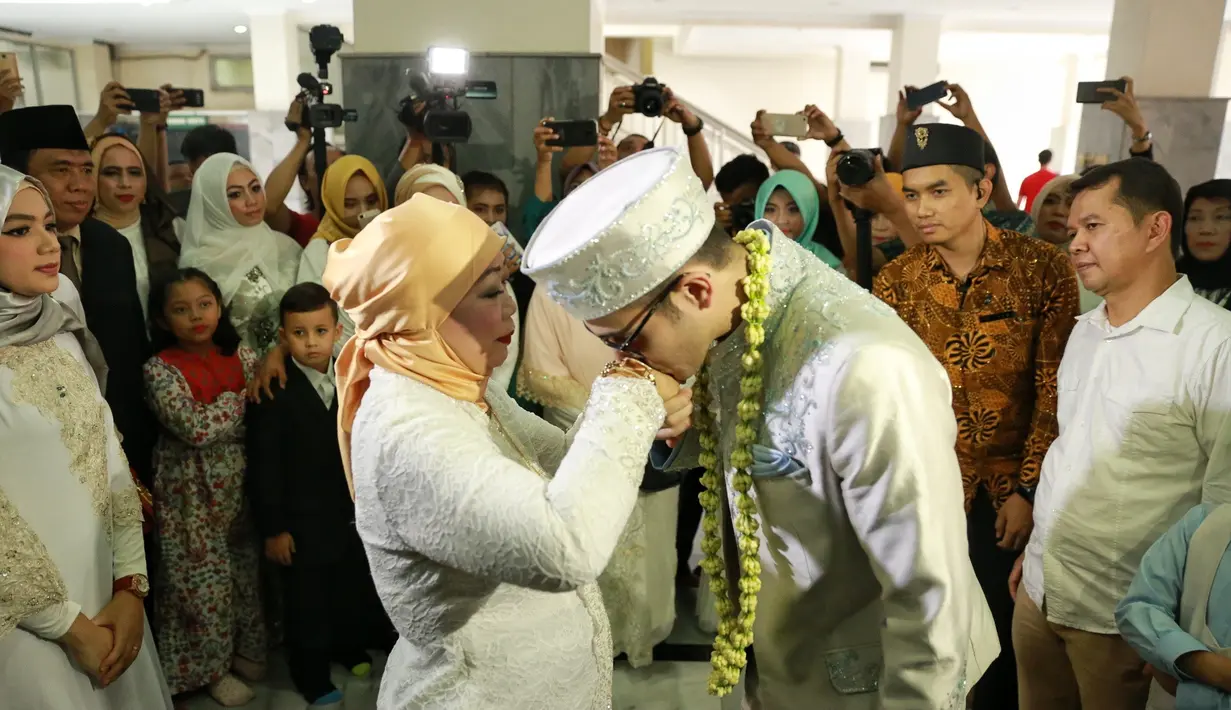 Bukan barang yang memiliki nilai tinggi, yang terpenting bagi Biby adalah mahar perkawinannya itu dapat bermanfaat dan menjadi berkah untuknya dan Rifky di kehidupan yang akan datang. (Adrian Putra/Bintang.com)