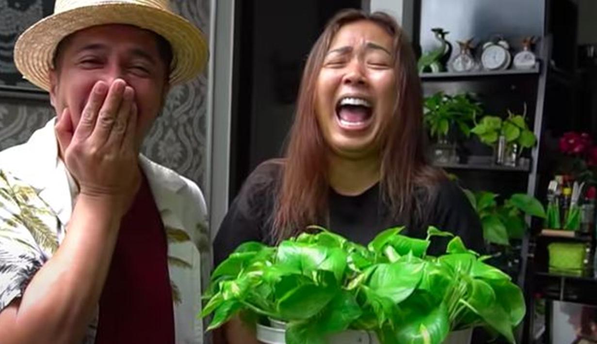 Saat bertemu dengan rekan artis, Irfan Hakim, Soimah tampil sederhana apa adanya. Soimah tampil tanpa ada riasan. Meski begitu perempuan yang akrab disapa Mak'e tetap percaya diri dengan penampilan sederhana. (Liputan6.com/IG/showimah)