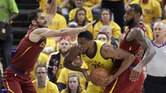Pemain Indiana Pacers, Thaddeus Young (tengah) mencoba melewati adangan pemain Cleveland Cavaliers pada game keenam playoffs NBA basketball di Bankers Life Fieldhouse, Indianapolis, (27/4/2018). Pacers menang 121-87. (AP/Darron Cummings)