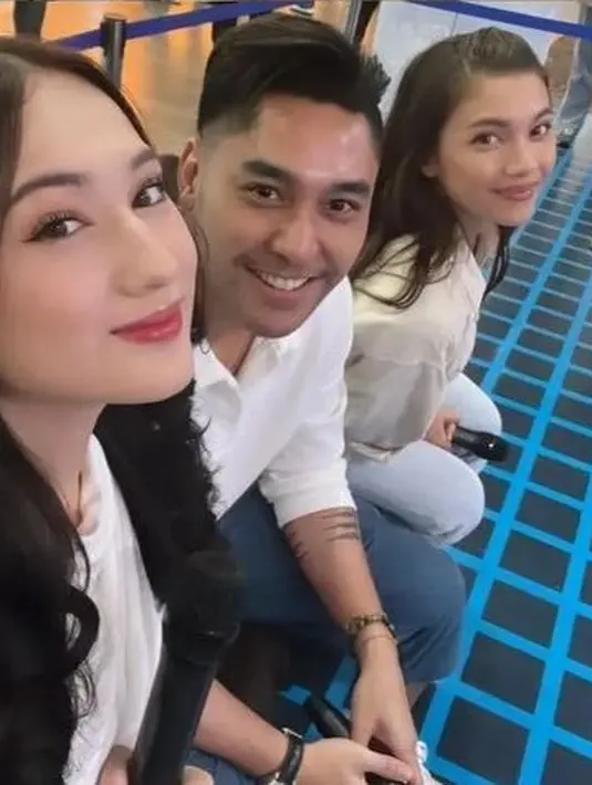 Wajah blasterannya tersebut pun dipoles dengan makeup flawles. Mengaplikasikan lipstik warna bibir glossy dengan riasan mata bulu lentik jadi on point. [@its_lauramoane2]