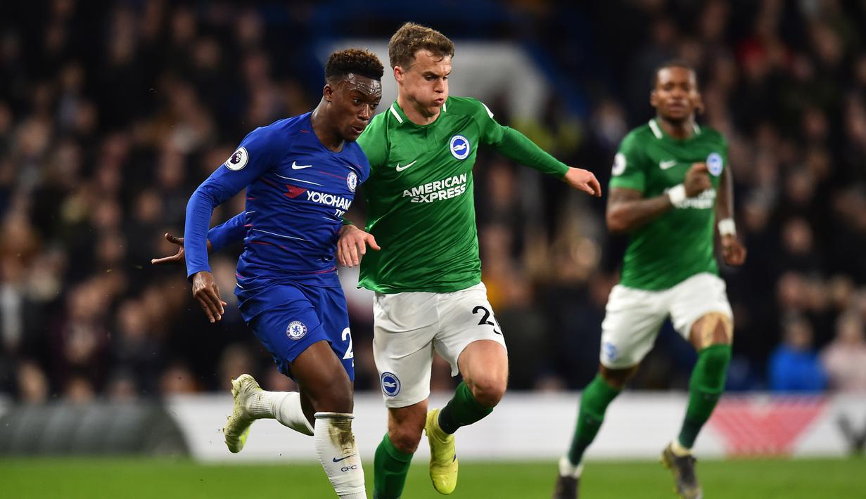 Aksi penyerang muda Chelsea, Callum Hudson-Odoi pada laga lanjutan Premier League yang berlangsung di Stadion Stamford Bridge, London, Kamis (4/4). Chelsea menang 3-0 atas Brighton Albion. (AFP/Glyn Kirk)
