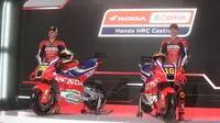 Dua pembalap Honda HRC Castrol, Joan Mir dan Luca Marini, saat menghadiri launching motor baru untuk MotoGP 2025 di pabrik PT Astra Honda Motor (AHM) di Cikarang, Jawa Barat pada Sabtu (1/2/2025). Pada MotoGP musim ini, Honda sudah tak lagi menggandeng Repsol, dan beralih ke Castrol. Alhasil, nuansa oranye yang selama ini melekat di bodi motor kini didominasi merah. (Bola.com/M. Iqbal Ichsan)