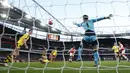 Proses terjadinya gol yang dicetak oleh pemain Arsenal, Alexis Sanchez ke gawang Burnley. Gol itu terjadi melalui umpan yang dikirimkan oleh Alex Oxlade Chamberlain. (Reuters/John Sibley)