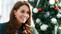 Kate Middleton tersenyum saat mengunjungi Rumah Sakit Anak Evelina di London, Inggris (11/12). Kate Middleton yang bergelar Duchess of Cambridge ini, diresmikan sebagai patron RS anak tersebut. (Chris Jackson/Pool via AP)