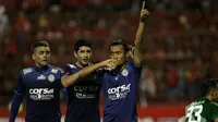Pahlawan kemenangan Arema atas PSM, Sunarto (kanan), merayakan golnya bersama Cristian Gonzales dan Esteban Vizcarra. (Bola.com/Indonesiansc)
