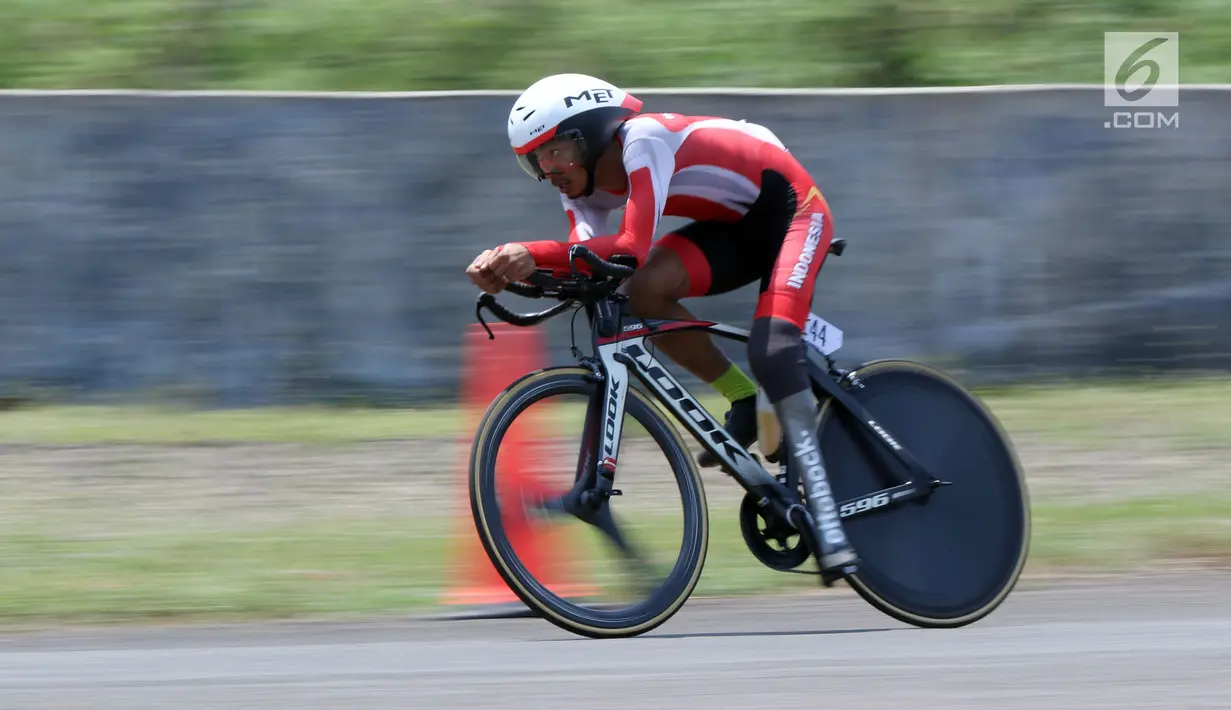 Atlet ParaCycling, M Fadli Immamuddin saat laga di nomor Individual Time Trial C4 Asian Para Games 2018 di Sirkuit Sentul Bogor, Senin (8/10). M Fadli mencatat waktu 28 menit 21,835 detik dan memastikan meraih perak. (Liputan6.com/Helmi Fithriansyah)